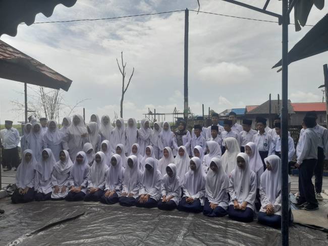 Siswa Sekolah MTs Miftahul Ulum berfoto bersama dengan Kepala Kemenah HSU Hj. Nhdiyatul Husna, Minggu (10/11/2024) (SuarIndonesia/ZS)