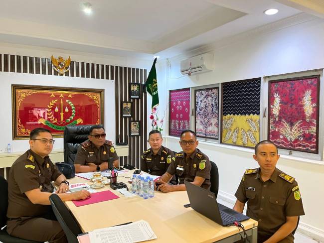 enghentian penuntutan berdasarkan Keadilan Restorative, disetujui Jaksa Agung Muda Tindak Pidana Umum Kejaksaan Agung RI, Prof. Dr. Asep Nana Mulyana, S.H.,M.Hum berdasarkan hasil ekspose yang juga dihadiri Wakil Kepala Kejaksaan Tinggi (Wakajati) Kalsel, Yudi Triadi SH,M. para Koordinator dan Kasi pada bidang Tindak Pidana Umum Kejati, pada Senin (11/11/2024) (SuarIndonesia/Ist)