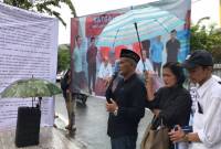 Krban dugaan kasus mafia tanah kembali mendatangi Kantor Pengadilan Negeri Banjarmasin, Selasa (12/11/2024) (SuarIndonesia/YI)