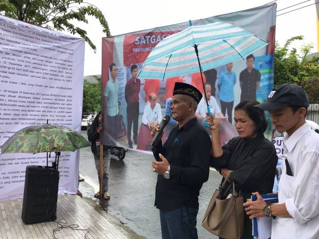 Krban dugaan kasus mafia tanah kembali mendatangi Kantor Pengadilan Negeri Banjarmasin, Selasa (12/11/2024) (SuarIndonesia/YI)