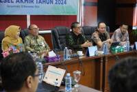 Direktur Utama Bank Kalsel, Fakhrudin  Didampingi Direktur Kepatuhan Mitra Damayantii, Komisaris Bank Kalsel Ir Rizal Akbar Sarupi, Abdurahmin Fiqry  Direktur Operasional, dan Akmad Fauzi Noor s Direktur Bisnis  pada Pres Conference Akhir Tahun 2024 (SuarIndonesia/SU)