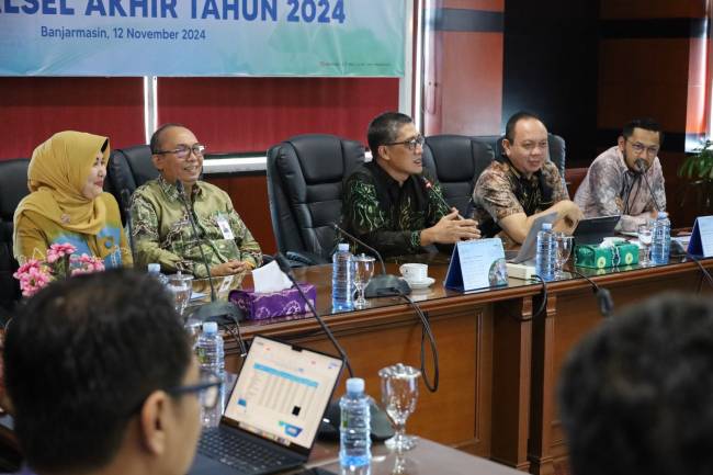 Direktur Utama Bank Kalsel, Fakhrudin  Didampingi Direktur Kepatuhan Mitra Damayantii, Komisaris Bank Kalsel Ir Rizal Akbar Sarupi, Abdurahmin Fiqry  Direktur Operasional, dan Akmad Fauzi Noor s Direktur Bisnis  pada Pres Conference Akhir Tahun 2024 (SuarIndonesia/SU)