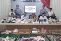 Kapolresta Banjarmasin Kombes Pol Cuncun Kurniadi didampangi Kasat Reskrim AKP Eru Alsepa saat konferensi pers di Mapolresta,, Rabu (13/11/2024) menjelaskan terungkap peredaran kosmetik dan ilegal ini berawal dari penyelidikan petugas di lapangan. (SuarIndonesia/YI)
