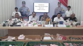 Kapolresta Banjarmasin Kombes Pol Cuncun Kurniadi didampangi Kasat Reskrim AKP Eru Alsepa saat konferensi pers di Mapolresta,, Rabu (13/11/2024) menjelaskan terungkap peredaran kosmetik dan ilegal ini berawal dari penyelidikan petugas di lapangan. (SuarIndonesia/YI)