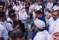 Paman Birin dan istri diantar para pegawai hingga ke pelataran Gedung Idham Chalid seraya meninggalkan areal Kantor Gubernur Kalsel, Rabu (13/11/2024) (SuarIndonesia/RW)