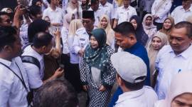 Paman Birin dan istri diantar para pegawai hingga ke pelataran Gedung Idham Chalid seraya meninggalkan areal Kantor Gubernur Kalsel, Rabu (13/11/2024) (SuarIndonesia/RW)