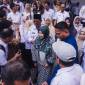 Paman Birin dan istri diantar para pegawai hingga ke pelataran Gedung Idham Chalid seraya meninggalkan areal Kantor Gubernur Kalsel, Rabu (13/11/2024) (SuarIndonesia/RW)