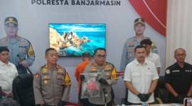 Kapolresta Banjarmasin, Kombes Pol Cuncun Kurniadi, didampingi Kasat Reskrim Polresra Banjarmasin, AKP Eru Alsepa SIK, MH dan Kapolsekta Banjarmasin Selatan, AKP Christugus Lirens, pada gelar kasusnya, Rabu (13/11/2024), sebut tersangka diamankan bersama barang bukti dan dikenakan pasal 365 KUHP. (SuarIndonesia/DO)