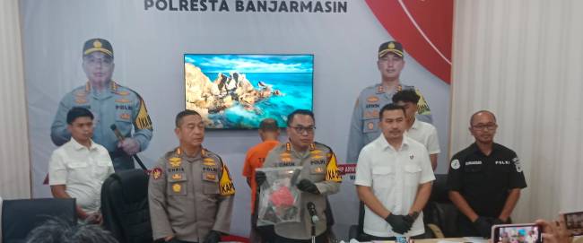 Kapolresta Banjarmasin, Kombes Pol Cuncun Kurniadi, didampingi Kasat Reskrim Polresra Banjarmasin, AKP Eru Alsepa SIK, MH dan Kapolsekta Banjarmasin Selatan, AKP Christugus Lirens, pada gelar kasusnya, Rabu (13/11/2024), sebut tersangka diamankan bersama barang bukti dan dikenakan pasal 365 KUHP. (SuarIndonesia/DO)