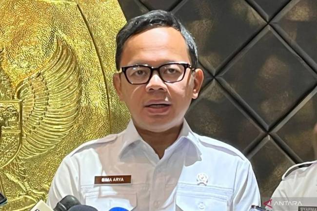 Wakil Menteri Dalam Negeri Bima Arya Sugiarto saat memberikan keterangan kepada awak media di Kantor KPU RI, Jakarta, Rabu (13/11/2024). (ANTARA/Narda Margaretha Sinambel)
