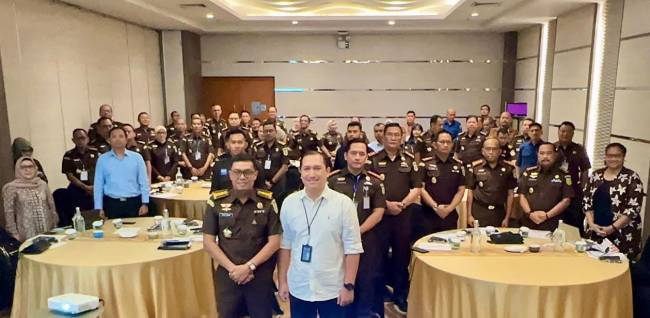 FGD (Focus Group Discussion) dengan tema “Admisibilitas Bukti Elektronik di Persidangan”, dari pihak Kejaksan Tinggi Kalimantan Selatan (Kejati Kalsel) menghadirkan empat narasumber, berlangsung di salah satu hotel di Banjarmasin,  Kamis (14/11/2024). (SuarIndonesia/Ist)