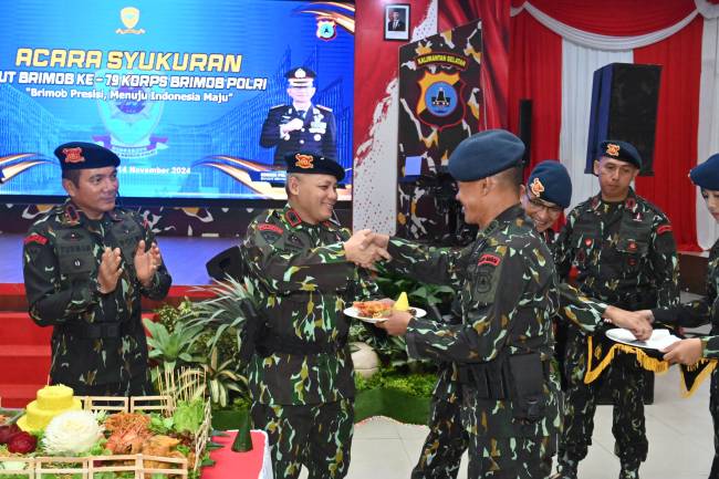 HUT Ke-79 Brimob Polda Kalsel, sekaligus syukuran berlangsung di Gedung Wajracyena Mako Brimob Polda Kalsel, Banjarbaru, Kamis (14/11/2024) (SuarIndonesia/Ist).