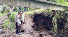 Petugas kepolisian mendatangi lokasi tertimbunnya pendulang emas hingga tewas di area perkebunan kelapa sawit milik PT Kartika Prima Cipta (KPC) yang berada di Desa Mantan, Kecamatan Suhaid, Kabupaten Kapuas Hulu, Provinsi Kalimantan Barat, Kamis (14/11/2024). (ANTARA/HO-Polres Kapuas Hulu)
