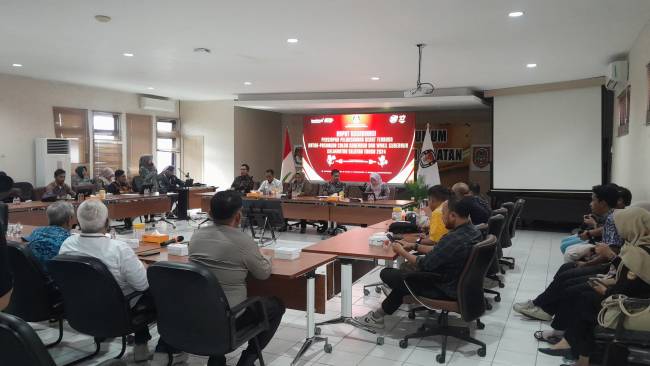 rapat koordinasi persiapan pelaksanaan debat  berlangsung di Kantor Komisi Pemilihan Umum (KPU) Kalsel, Jumat (15/11/2024). (SuarIndonesia/Ist)