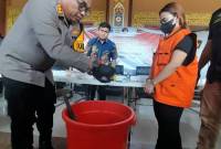 Kapolresta Banjarmasin Kombes Ppl Cuncun Kurniadi, musnahkan barang bukti narkoba, JUmat (15/11/2024). (SuarIndonesia/YI)