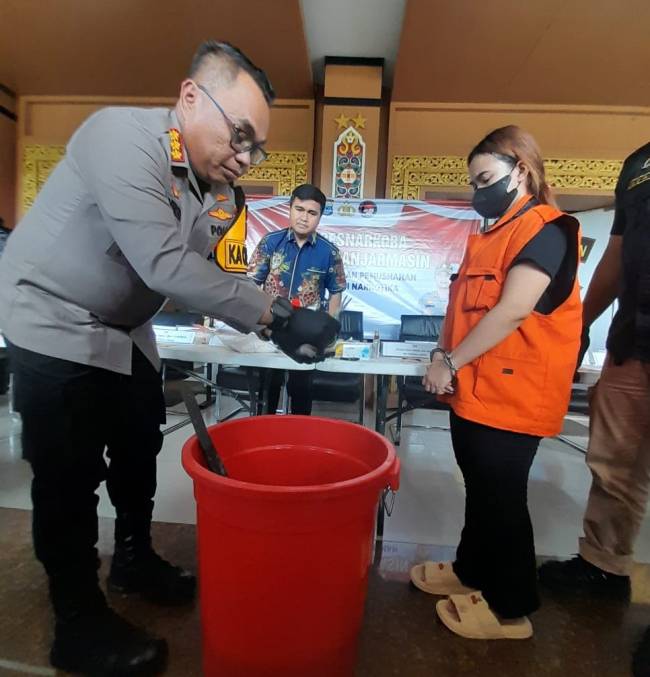 Kapolresta Banjarmasin Kombes Ppl Cuncun Kurniadi, musnahkan barang bukti narkoba, JUmat (15/11/2024). (SuarIndonesia/YI)