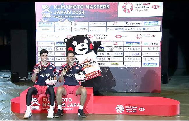 Ganda putra Fajar/Rian menjadi juara Kumamoto Japan Masters 2024 dengan mengalahkan ganda tuan rumah Takuro Hoki/Yugo Kobayashi 21-15, 17-21, 21-17 di Kumamoto Prefectural Gymnasium, Jepang, Minggu (17/11/2024). (Screenshot @BWF TV)
