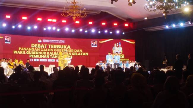 Debat pamungkas pasangan calon (paslon) Gubernur Kalsel dan Wakil, berlangsung seru dan semarak di Gedung Chandra, Minggu (17/11/2024) malam. (SuarIndonesia/Ist)