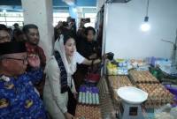 Dyah Roro Esti Widya Putri, Wakil Menteri Perdagangan (Wamendag) RI, meninjau Pasar Pandu Banjarmasin, Senin (18/11/2024) (SuarIndonesia/Ist)