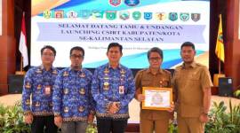 Foto bersama Penjabat Sementara (Pjs) Bupati Balangan, Thaufik Hidayat (tengah) bersama Diskominfosan Balangan usai peluncuran pembentukan CSIRT di Mahligai Pancasila, Banjarmasin, Senin (18/11/2024). (SuarIndonesia/ADV/RJ)