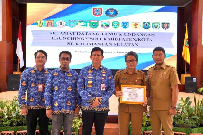 Foto bersama Penjabat Sementara (Pjs) Bupati Balangan, Thaufik Hidayat (tengah) bersama Diskominfosan Balangan usai peluncuran pembentukan CSIRT di Mahligai Pancasila, Banjarmasin, Senin (18/11/2024). (SuarIndonesia/ADV/RJ)