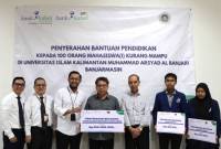 Penyerahan bantuan dilakukan secara simbolis oleh Direktur Bisnis Bank Kalsel, Akhmad Fauzi Noor kepada Rektor UNISKA, Prof. Ir. Abdul Malik, di Aula Rektorat UNISKA, Handil Bakti, Barito Kuala, pada 18 November 2024. (SuarIndonesia/ADV)