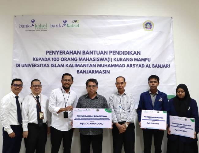 Penyerahan bantuan dilakukan secara simbolis oleh Direktur Bisnis Bank Kalsel, Akhmad Fauzi Noor kepada Rektor UNISKA, Prof. Ir. Abdul Malik, di Aula Rektorat UNISKA, Handil Bakti, Barito Kuala, pada 18 November 2024. (SuarIndonesia/ADV)
