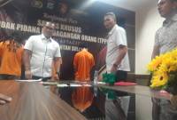 Wakil Reskrimum, AKBP Diaz Sasongko (kiti pakai kaca mata) didampingi Kompol Juper Lumban Toruan,  Kasubdit IV Dit Reskrimum, kertik gelar kasuanya, JUmat (22/11/2024) (SuarIndonesia/ZI)