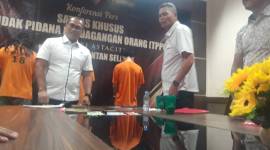 Wakil Reskrimum, AKBP Diaz Sasongko (kiti pakai kaca mata) didampingi Kompol Juper Lumban Toruan,  Kasubdit IV Dit Reskrimum, kertik gelar kasuanya, JUmat (22/11/2024) (SuarIndonesia/ZI)