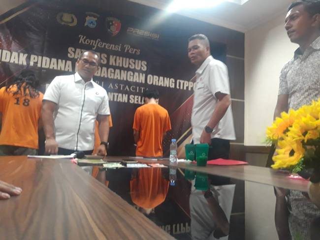Wakil Reskrimum, AKBP Diaz Sasongko (kiti pakai kaca mata) didampingi Kompol Juper Lumban Toruan,  Kasubdit IV Dit Reskrimum, kertik gelar kasuanya, JUmat (22/11/2024) (SuarIndonesia/ZI)