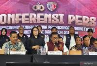 Kabareskrim Polri Komjen Pol. Wahyu Widada (tengah)