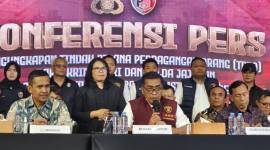 Kabareskrim Polri Komjen Pol. Wahyu Widada (tengah)