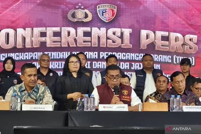 Kabareskrim Polri Komjen Pol. Wahyu Widada (tengah)