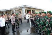 Dilepas 1000 personel yang akan bertugas mengamankan Tempat Pemungutan Suara (TPS) dalam rangka pemilihan kepala daerah (pilkada) serentak 2024, berlangsung di Lapangan Polda Kalsel, Senin (25/11/2024) dipimpin Kapolda, Irjen Pol Winarto. (SuarIndonesia/Ist)