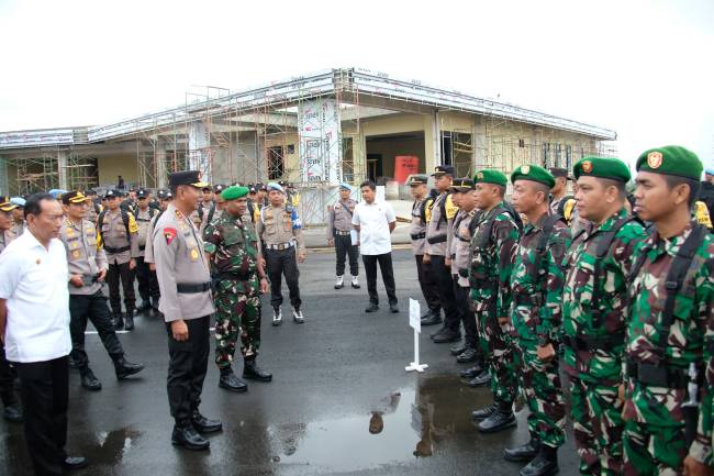 Dilepas 1000 personel yang akan bertugas mengamankan Tempat Pemungutan Suara (TPS) dalam rangka pemilihan kepala daerah (pilkada) serentak 2024, berlangsung di Lapangan Polda Kalsel, Senin (25/11/2024) dipimpin Kapolda, Irjen Pol Winarto. (SuarIndonesia/Ist)