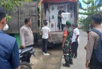 Pendistribusian logistik Pilkada 2024 ke Panitia Pemilihan Kecamatan (PPK), dikawal ketat Polresta Banjarmasin, Senin (25/11/2024) (SuarIndonesia/Ist)