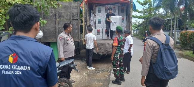 Pendistribusian logistik Pilkada 2024 ke Panitia Pemilihan Kecamatan (PPK), dikawal ketat Polresta Banjarmasin, Senin (25/11/2024) (SuarIndonesia/Ist)