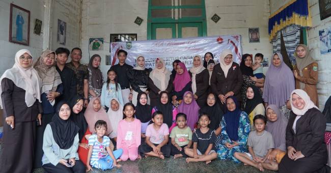 Keluarga Besar Wirawati Catur Panca Kabupaten Balangan dan masyarakat Desa Muara Ninian di cagar budaya Rumah Batu. (SuarIndonesia/ADV/RJ)