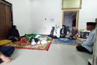 Pj Wali Kota Palangka Raya, Hera Nugrahayu (baju putih) melayat di kediaman petugas TPS meninggal dunia di Palangka Raya, Rabu (27/11/2024). (ANTARA/Rendhik Andika)