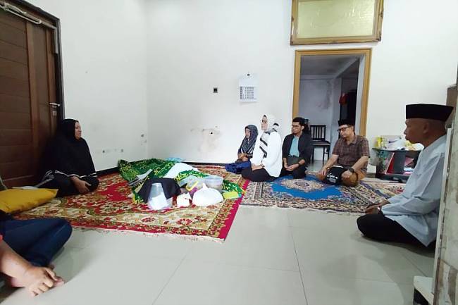Pj Wali Kota Palangka Raya, Hera Nugrahayu (baju putih) melayat di kediaman petugas TPS meninggal dunia di Palangka Raya, Rabu (27/11/2024). (ANTARA/Rendhik Andika)