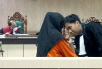 Maria Hartati, berkonsultasi dengan penasihat hukumnya saat sidang di Pengadilan Tindak Pidana Korupsi Banjarmasin, Kamis (28/11/2024) (SuarIndonesia/HD).