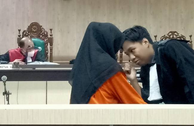 Maria Hartati, berkonsultasi dengan penasihat hukumnya saat sidang di Pengadilan Tindak Pidana Korupsi Banjarmasin, Kamis (28/11/2024) (SuarIndonesia/HD).