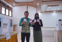  Bupati Balangan, Abdul Hadi beserta istri salurkan hak pilih di Pilkada 2024. (SuarIndonesia.ADV RJ/Foto Mc.Balangan