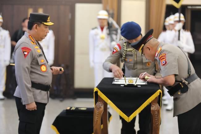 Upacara  dipimpin Kapolri Jenderal Polisi Drs. Listyo Sigit Prabowo, M.Si. Dalam upacara pelantikan tersebut, Rosyanto Yudha Hermawan menerima kenaikan pangkat dari Pol menjadi IIrjen Pol, Jumat (29/11/2024.