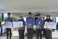 Usai penyerahan kepada tiga ASN Berprestasi di Kabupaten Balangan pada HUT ke-53 Korpri (SuarIndonesia/ADV/RJ)