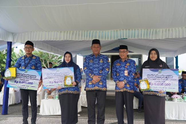 Usai penyerahan kepada tiga ASN Berprestasi di Kabupaten Balangan pada HUT ke-53 Korpri (SuarIndonesia/ADV/RJ)