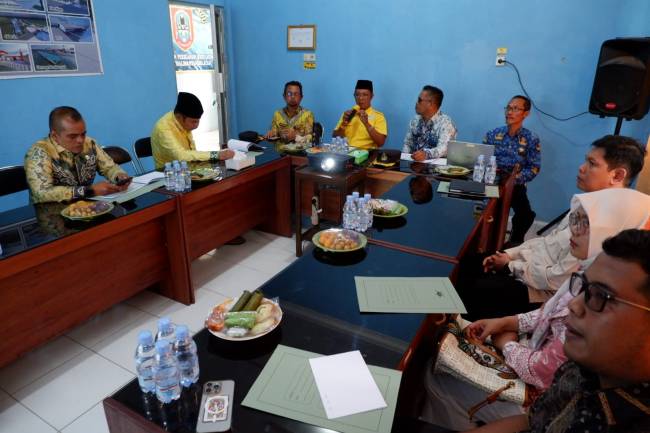Ketua Komisi II DPRD Provinsi Kalsel, saat kunker ke UPTD PP Batulicin Dinas Kelautan Dan Perikanan Provinsi Kalsel, di Tanbu, Jum’at, (29/11/2024). (SuarIndonesia/Ist)