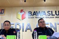 Ketua Bawaslu RI Rahmat Bagja (kanan) dan Anggota Bawaslu RI Puadi (kiri)