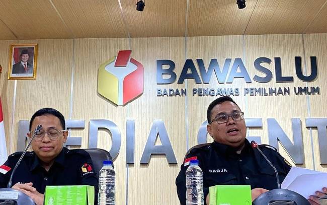 Ketua Bawaslu RI Rahmat Bagja (kanan) dan Anggota Bawaslu RI Puadi (kiri)