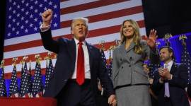 Donald Trump dan istrinya Melania usai klaim kemenangan di Pilpres AS 2024. (Foto: REUTERS/Brian Snyder)